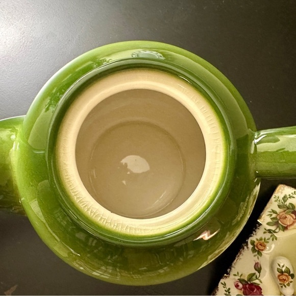 ROYAL ALBERT, OLD COUNTRY ROSES TEAPOT. APPLE GREEN TEAPOT - Picture 8 of 15